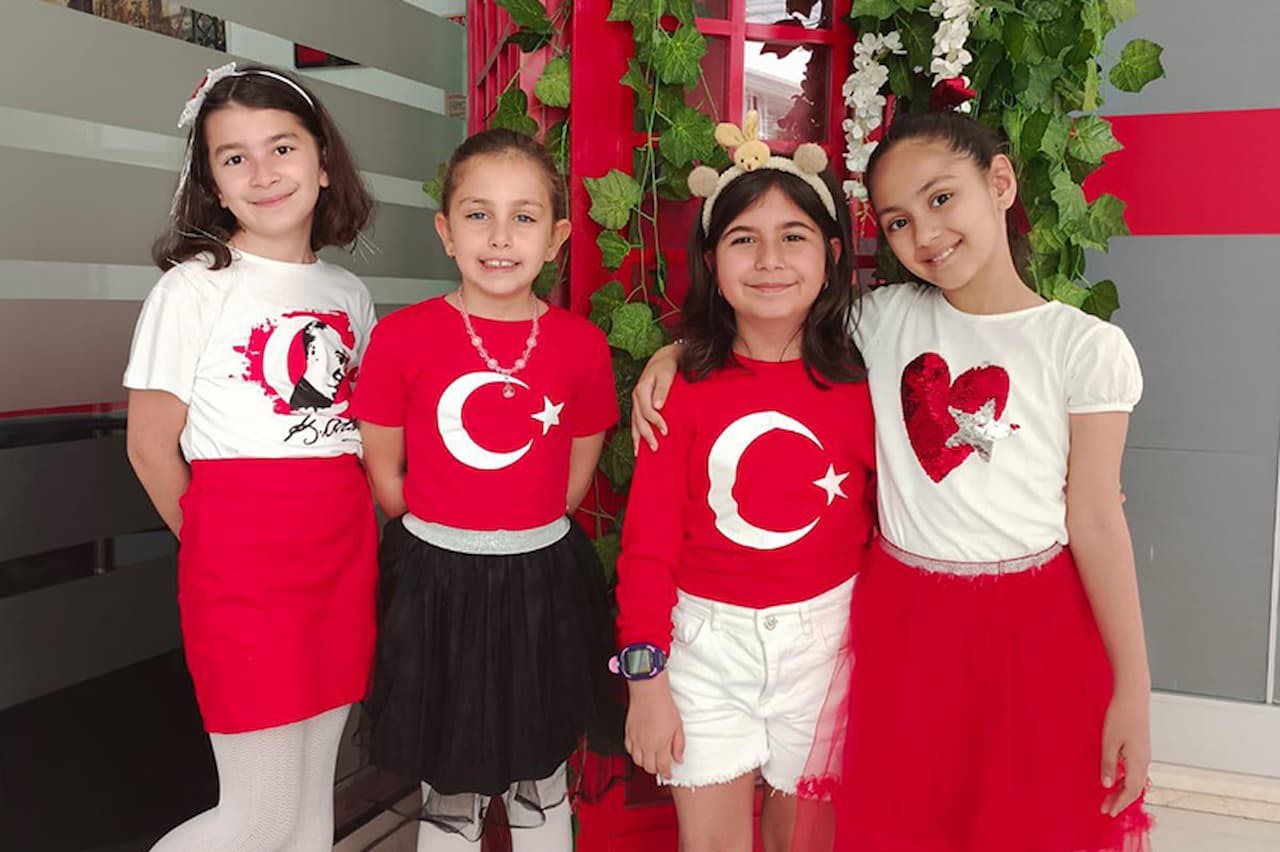 Just English İngilizce İlköğretim Yaz Kursu öğrencileri grup aktivitesinde