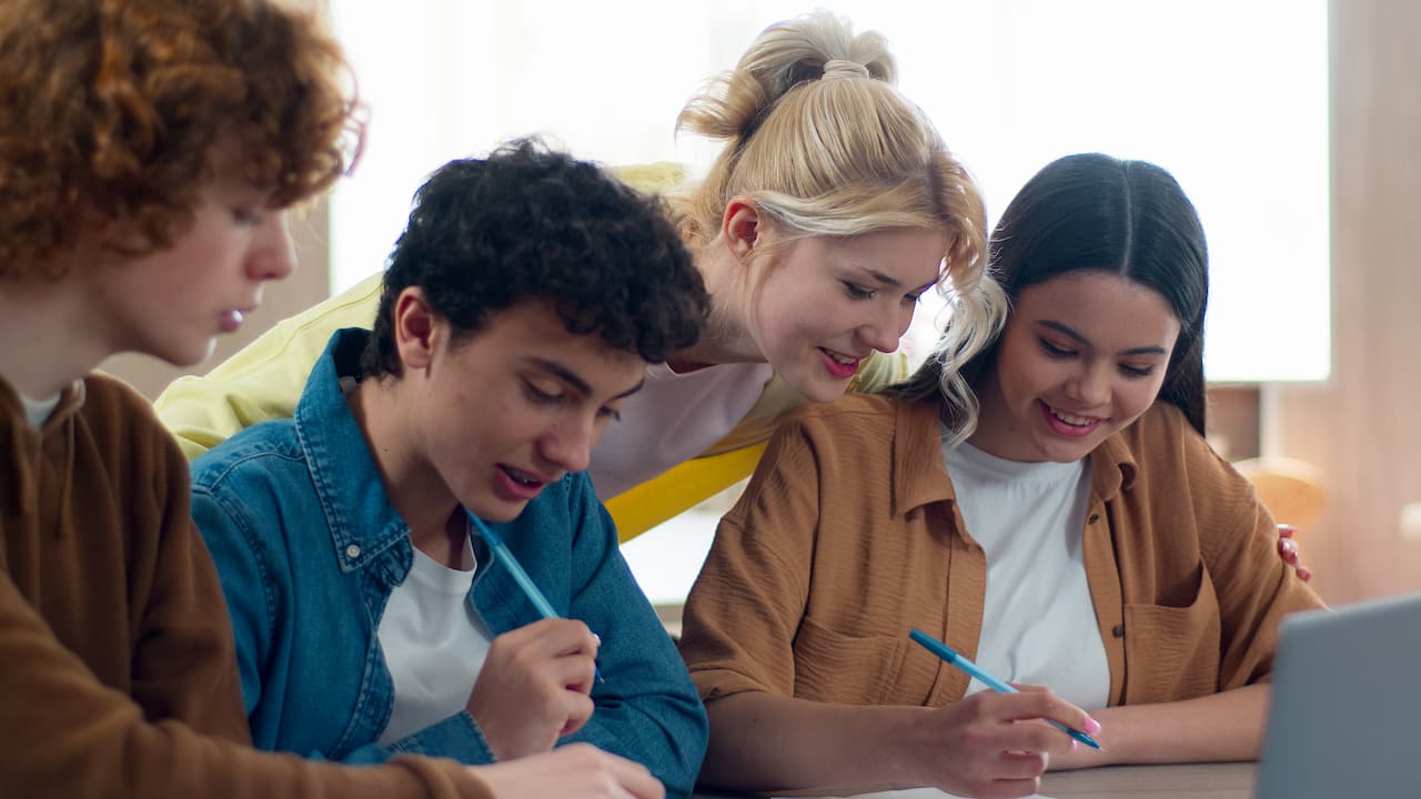 Just English İngilizce Lise Yaz Kursu öğrencileri grup aktivitesinde