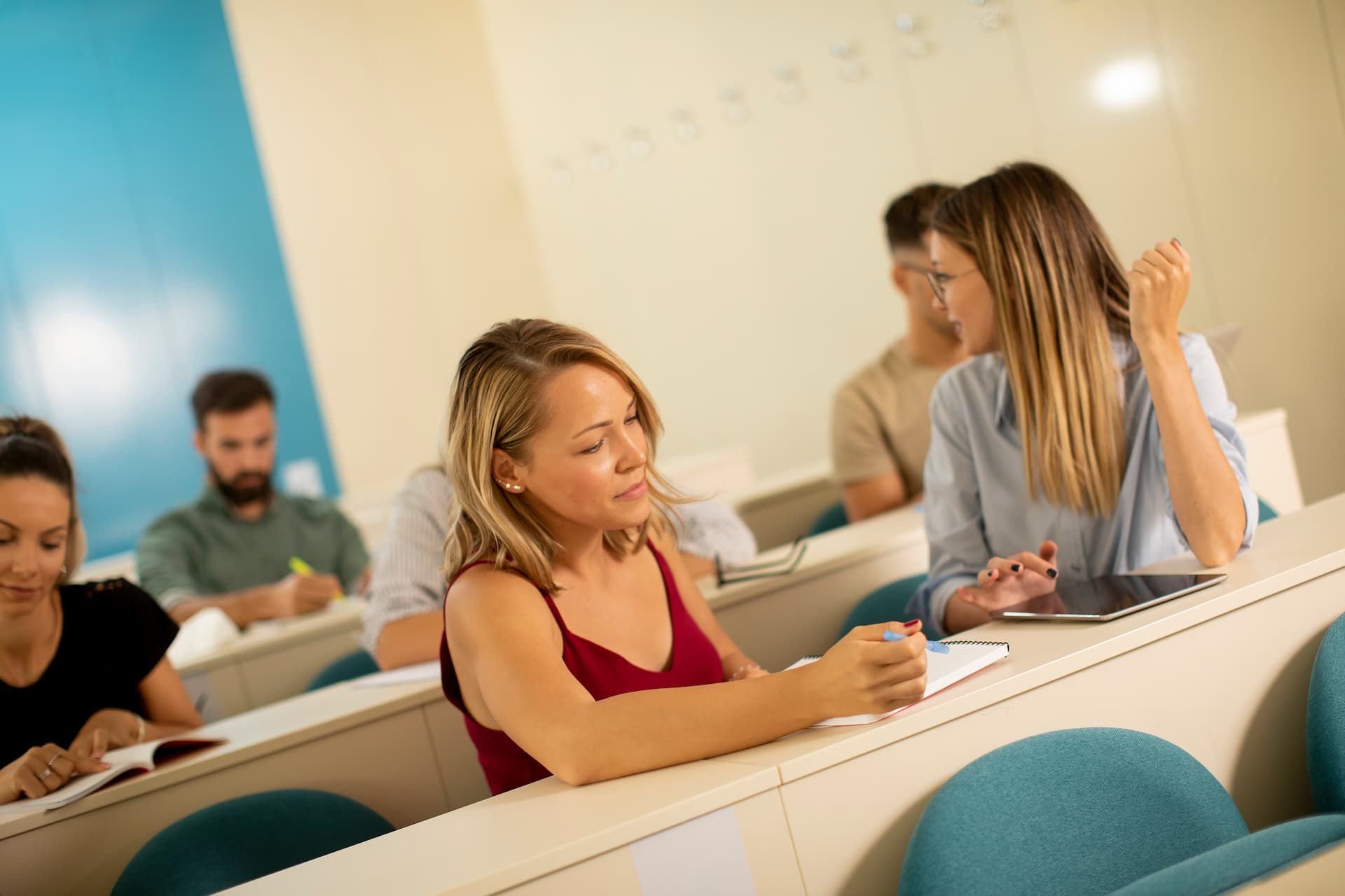 Just English İngilizce Üniversite Yaz Kursu öğrencileri grup aktivitesinde