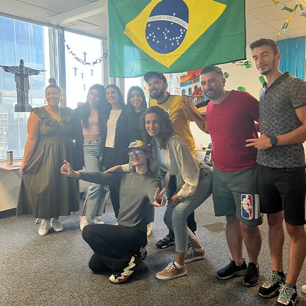 Just English İngilizce Yurt Dışı Yaz Kursu öğrencileri grup aktivitesinde