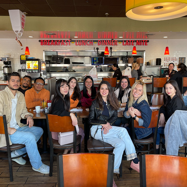 Just English İngilizce Yurt Dışı Yaz Kursu öğrencileri grup aktivitesinde